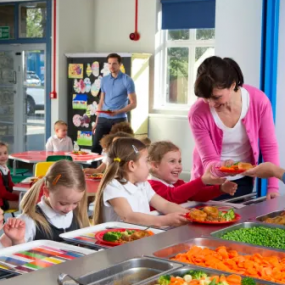 大多数家长认为所有小学的餐食都应该免费