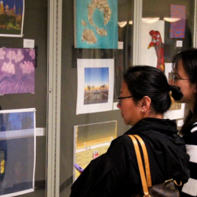 哈特里奇学校 6-8 年级的学生在中学艺术展上自豪地展示了他们一年来的视觉艺术作品